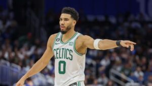 Celtics' Jayson Tatum heads to locker room after scary injury vs Warriors